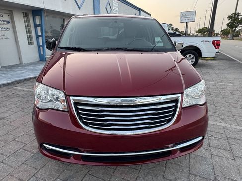 Used 2014 Chrysler Town & Country Touring-L w/ Driver Convenience Group FWD image 9