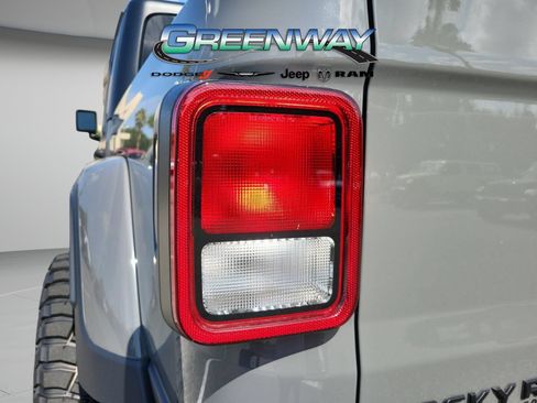 Used 2023 Jeep Gladiator Sport AWD/4WD image 6