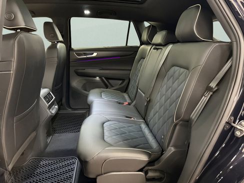 Used 2025 Volkswagen Atlas Cross Sport SEL Premium R-Line image 18