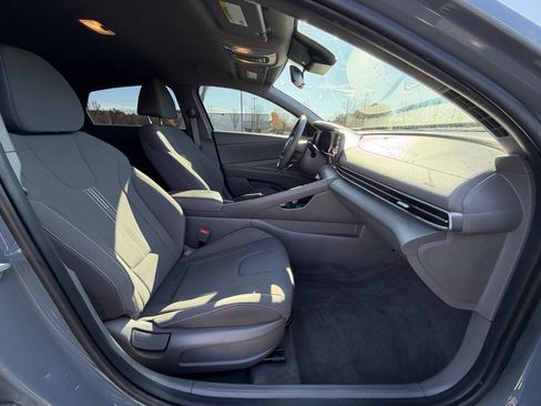 Used 2023 Hyundai Elantra SEL w/ Preferred Accessory Package image 17