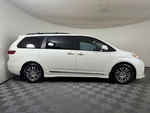 Used 2019 Toyota Sienna XLE w/ XLE Navigation Package FWD image 8