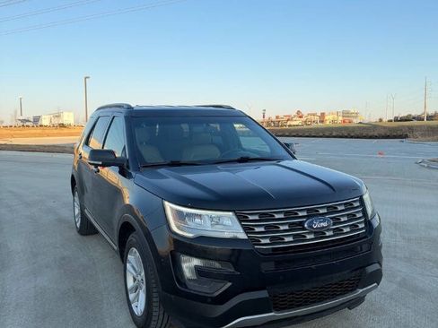 Used 2016 Ford Explorer XLT w/ Equipment Group 202A image 2