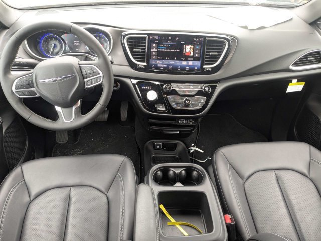 Used 2025 Chrysler Voyager LX FWD image 14
