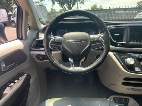 Used 2019 Chrysler Pacifica Touring-L FWD image 7