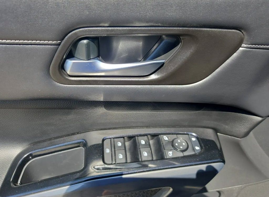 Used 2022 Nissan Pathfinder SL AWD/4WD image 13