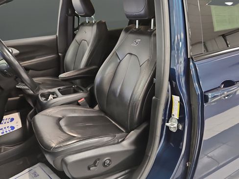 Used 2022 Chrysler Pacifica Touring-L w/ S Appearance Package FWD image 9