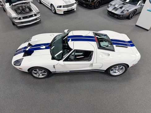 Used 2005 Ford GT RWD image 10