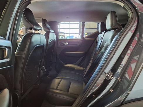 Used 2021 Volvo XC40 T4 Momentum image 14