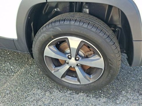 Used 2019 Jeep Cherokee Limited AWD/4WD image 7