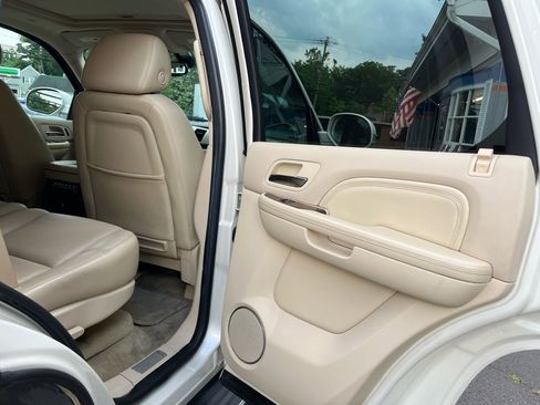 Used 2007 Cadillac Escalade AWD w/ Climate Package image 24