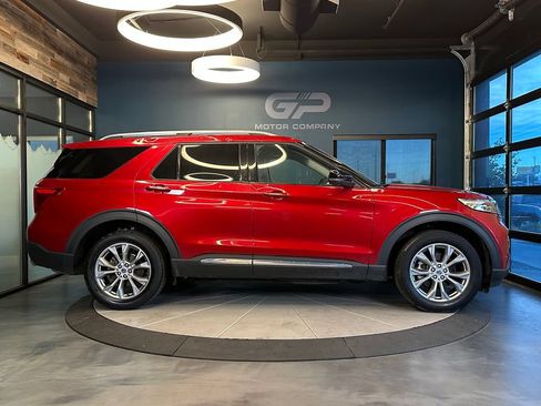 Used 2022 Ford Explorer Limited w/ Equipment Group 301A AWD/4WD image 2