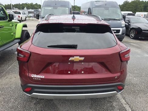 Used 2024 Chevrolet Trax LT w/ LT Convenience Package FWD image 3