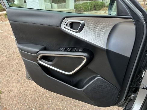 Used 2025 Kia Soul LX w/ LX Technology Package image 18