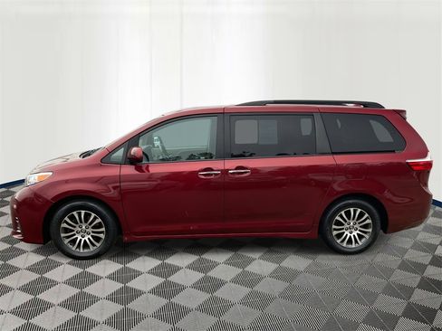 Used 2018 Toyota Sienna XLE image 2