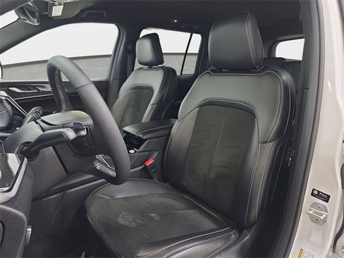 Used 2023 Jeep Grand Cherokee Altitude image 14