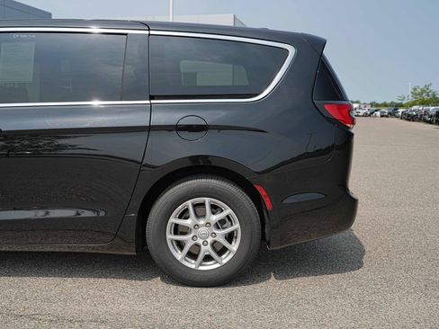 Used 2026 Chrysler Pacifica Select FWD image 12