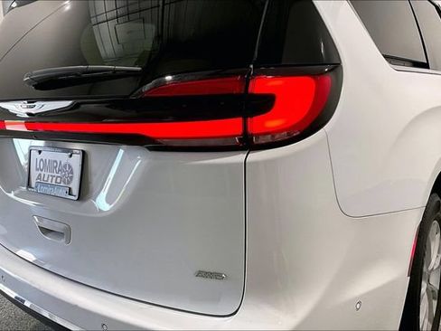 Used 2023 Chrysler Pacifica Touring-L AWD/4WD image 31