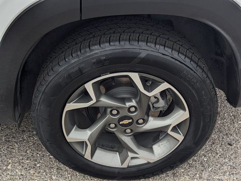 Used 2025 Chevrolet Trax LT FWD image 7