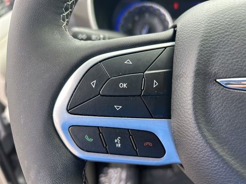 Used 2024 Chrysler Pacifica Touring-L image 45