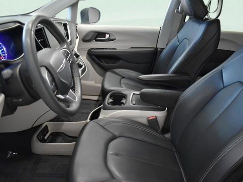 Used 2023 Chrysler Pacifica Touring-L image 24