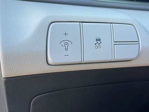 New 2025 Hyundai Elantra Limited image 25