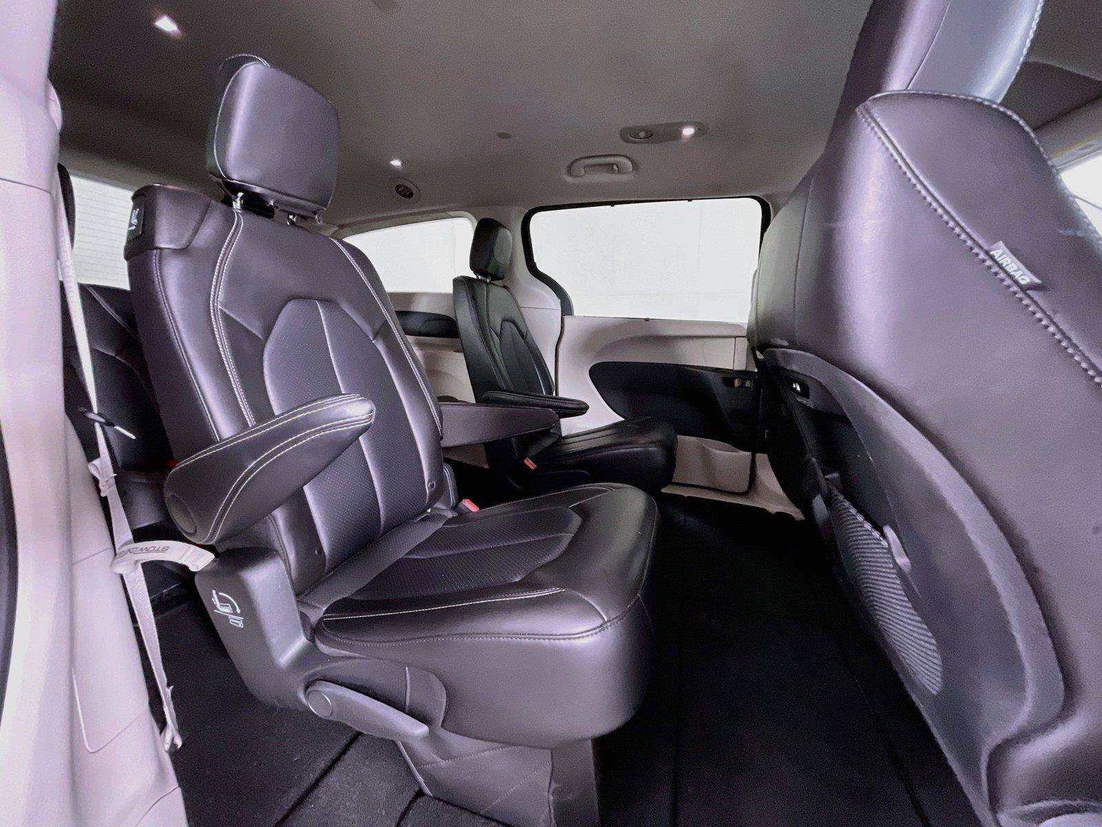 Used 2024 Chrysler Pacifica Touring-L FWD image 24