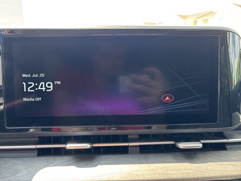 Used 2024 Kia Carnival EX FWD image 11