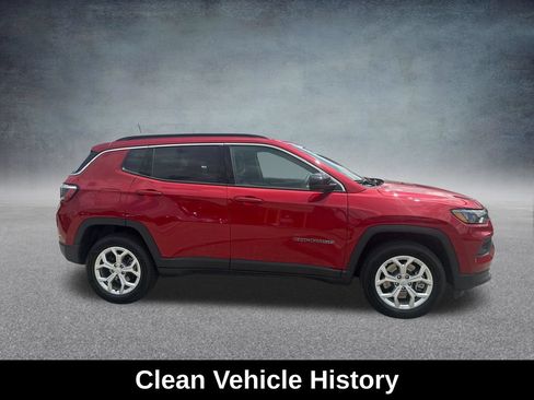 Used 2024 Jeep Compass Latitude AWD/4WD image 7