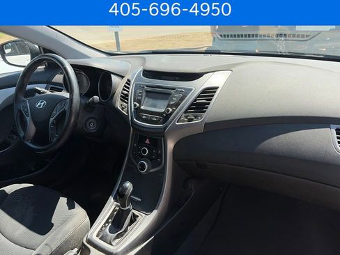Used 2015 Hyundai Elantra SE w/ Option Group 03 FWD image 2