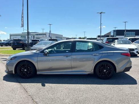 Used 2025 Toyota Camry SE FWD image 2