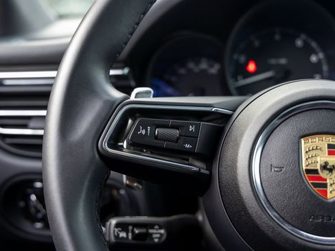 Certified 2025 Porsche Macan image 30