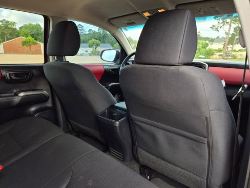 Used 2017 Toyota Tacoma SR5 w/ Tow Package RWD image 34