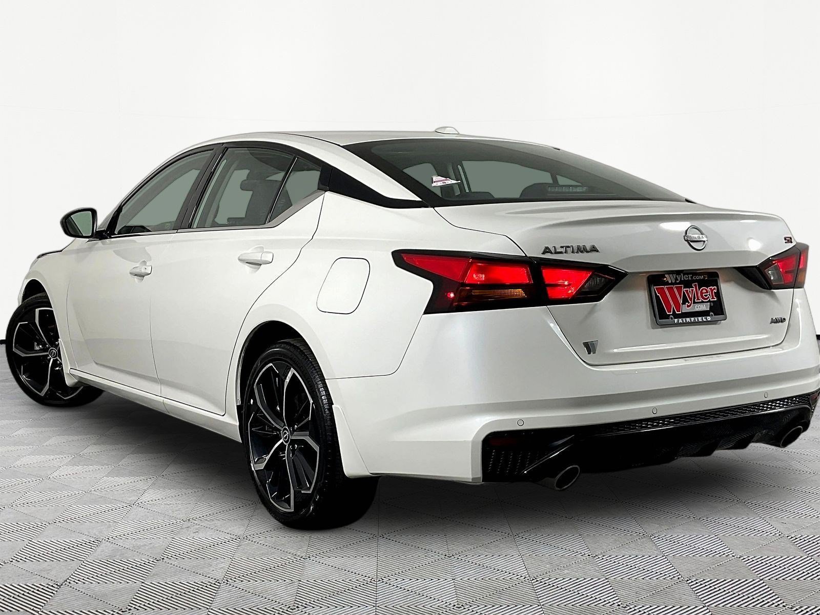 Used 2025 Nissan Altima 2.5 SR w/ SR Premium Package AWD/4WD image 4