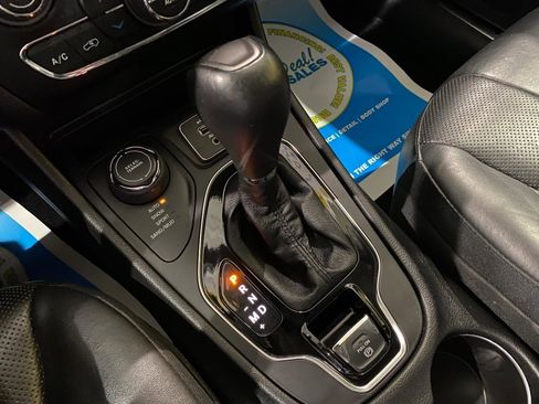 Used 2019 Jeep Cherokee Limited w/ Luxury Group AWD/4WD image 17