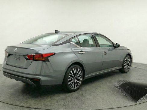 Used 2025 Nissan Altima 2.5 SV FWD image 9