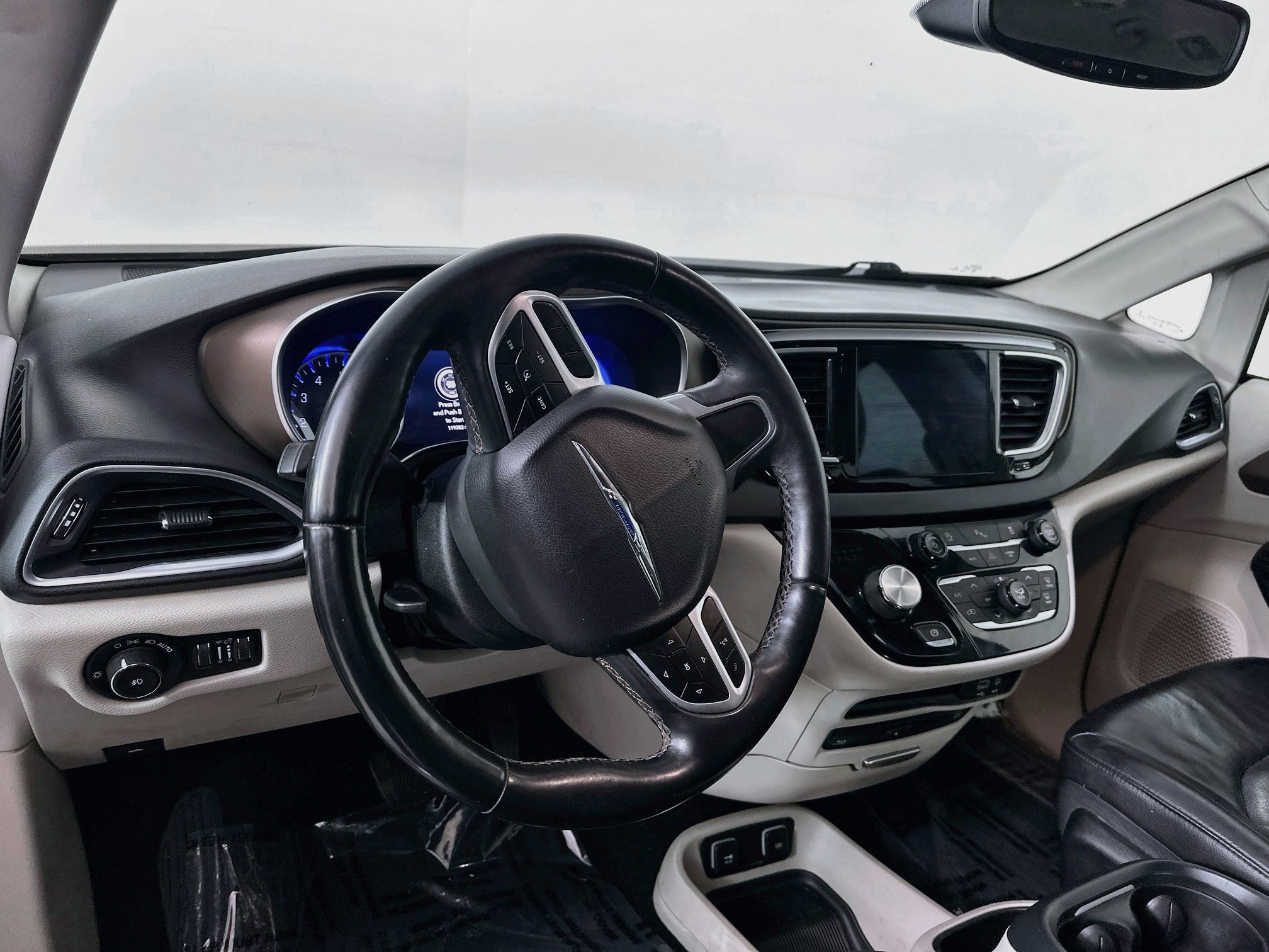 Used 2018 Chrysler Pacifica Touring-L Plus FWD image 9