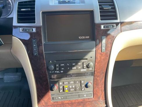 Used 2012 Cadillac Escalade Premium image 21