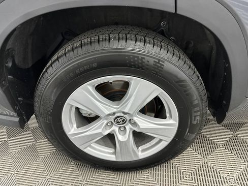 Used 2024 Toyota Highlander LE FWD image 19