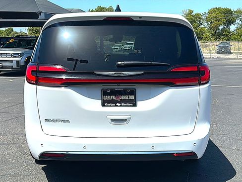 Used 2024 Chrysler Pacifica Touring-L FWD image 7