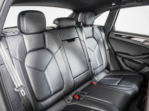 Certified 2024 Porsche Macan AWD/4WD image 6
