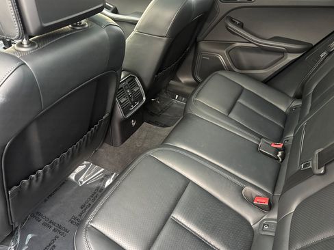 Used 2024 Porsche Macan image 12