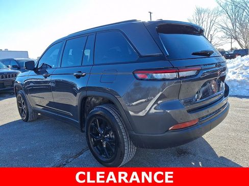 Used 2025 Jeep Grand Cherokee 4WD image 4