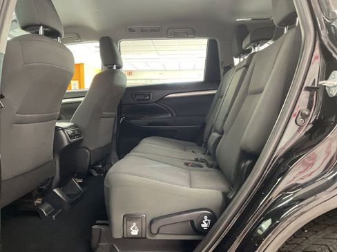 Used 2019 Toyota Highlander LE AWD/4WD image 11