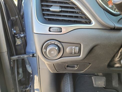 Used 2019 Jeep Cherokee Latitude w/ Popular Appearance Group image 9