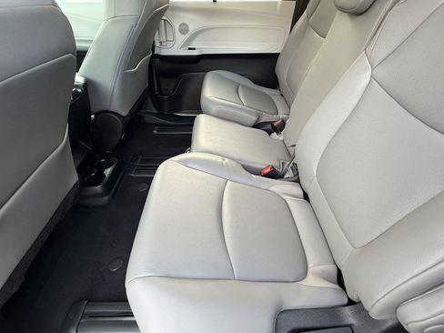 Used 2025 Toyota Sienna XLE FWD image 25