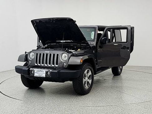 Used 2017 Jeep Wrangler Unlimited Sahara w/ Connectivity Group AWD/4WD image 9