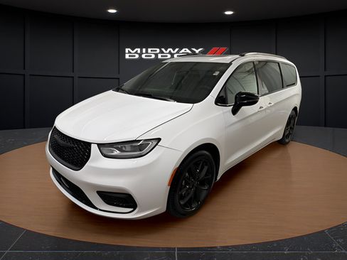 Used 2025 Chrysler Pacifica Limited FWD image 2