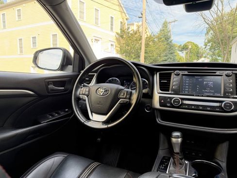 Used 2019 Toyota Highlander SE AWD/4WD image 27