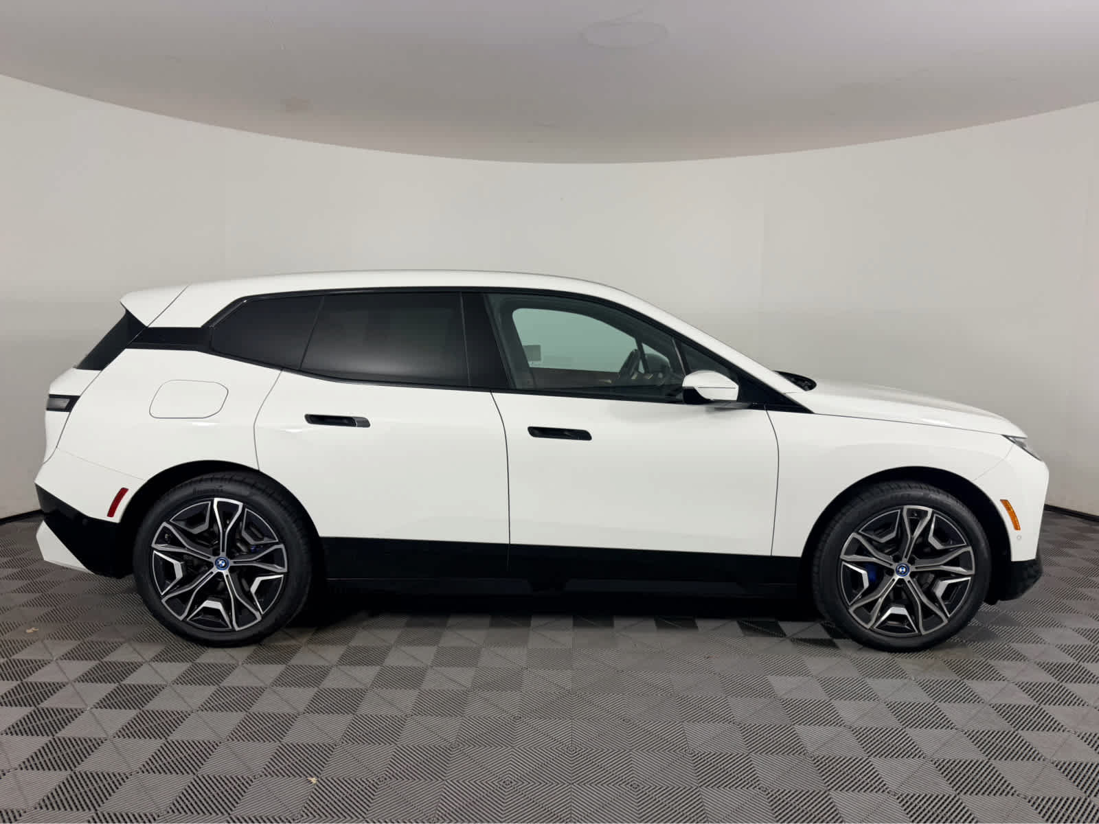 Used 2023 BMW iX xDrive50 w/ Sport Package AWD/4WD image 2