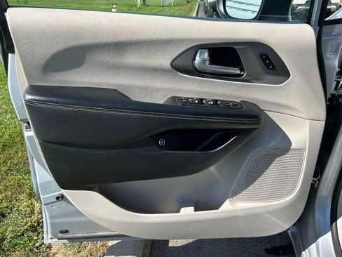 Used 2023 Chrysler Pacifica Touring-L FWD image 9